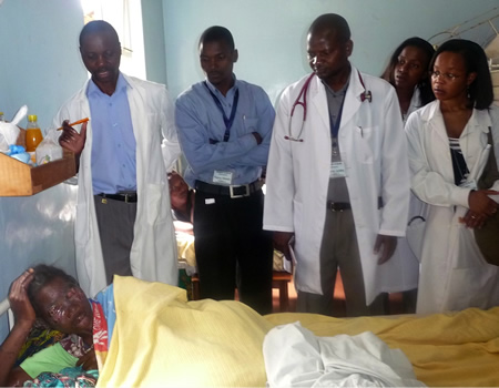Visite im Queen Elisabeth Krankenhaus in Blantyre, Malawi mit ADO (advanced dermatological Officer)Levsion Mwale, ausgebildet  am RDTC in Moshi, Tansania, und Medzizinstudenten,