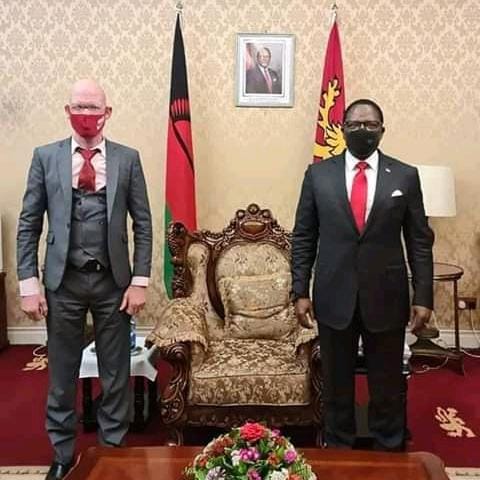 Overstone Kondowe und Präsident Lazarus Chakwera